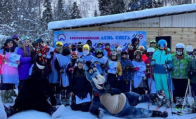 В День снега в курортном поселке Домбай прошли бесплатные мастер-классы по лыжному спорту для любителей активного отдыха