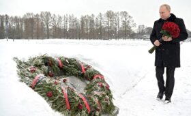 Владимир Путин возложил венок к монументу «Мать-Родина» на Пискарёвском мемориальном кладбище в Санкт-Петербурге