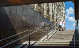 11 тысяч квадратных метров гранитных лестниц отремонтировали в Москве