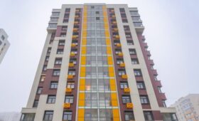 Москва: жители трех пятиэтажек начали переезжать в дом на улице Бехтерева по программе реновации